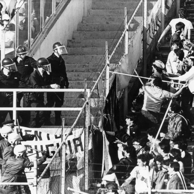 Le drame du stade du Heysel se produit le 29 mai 1985 à Bruxelles. Lors du match de foot entre Liverpool et la Juventus de Turin, les supporters anglais chargent une tribune remplie d'Italiens. Ceux-ci sont pris de panique et tentent de fuir l'enceinte, mais sont piégés par les barrières de protection. Celles-ci finissent même par s'effondrer. Bilan: 39 morts et plus de 600 blessés.