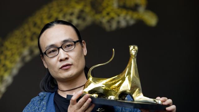 Le Chinois Han Jia pose avec le Léopard d'or, récompense suprême du Festival de Locarno.