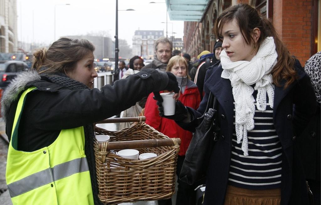 Distribution de café/croissant à la gare internationale de St-Pancras. [Kirsty Wigglesworth]