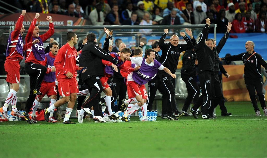 Gelson trompe Casillas. Explosion de joie sur le banc suisse! [KEYSTONE - DANIEL DAL ZENNARO]