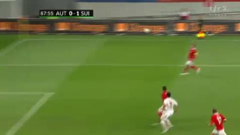 Football / AUT – SUI (match amical) : Une tête de Costanzo oblige le gardien autrichien Gratzei à une bonne parade (87e). La Suisse s’impose 1-0 en Autriche.