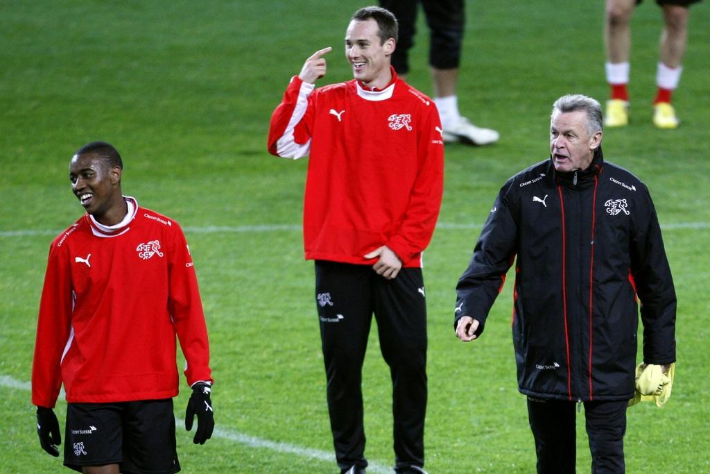 Ottmar Hitzfeld a tenu à souligner les bonnes performances de Gelson Fernandes et Steve Von Bergen. [KEYSTONE - JEAN-CHRISTOPHE BOTT]