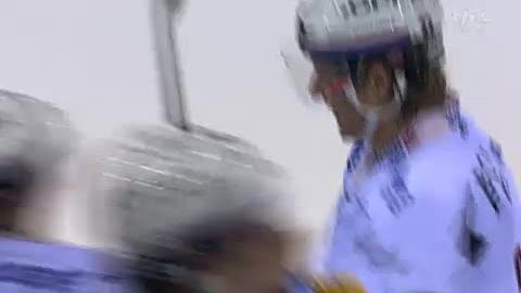 Hockey sur glace / LNA (4e journée) : Fribourg-Gottéron reprend l’avantage contre Genève-Servette (3-2) sur un tir imparable de Simon Gamache (33e).