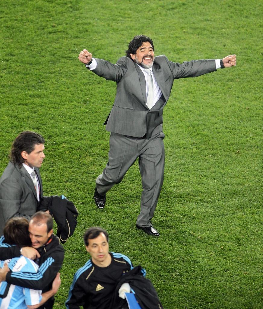 Diego Maradona n'a pas caché sa joie à l'issue du match. [KEYSTONE - SRDJAN SUKI]