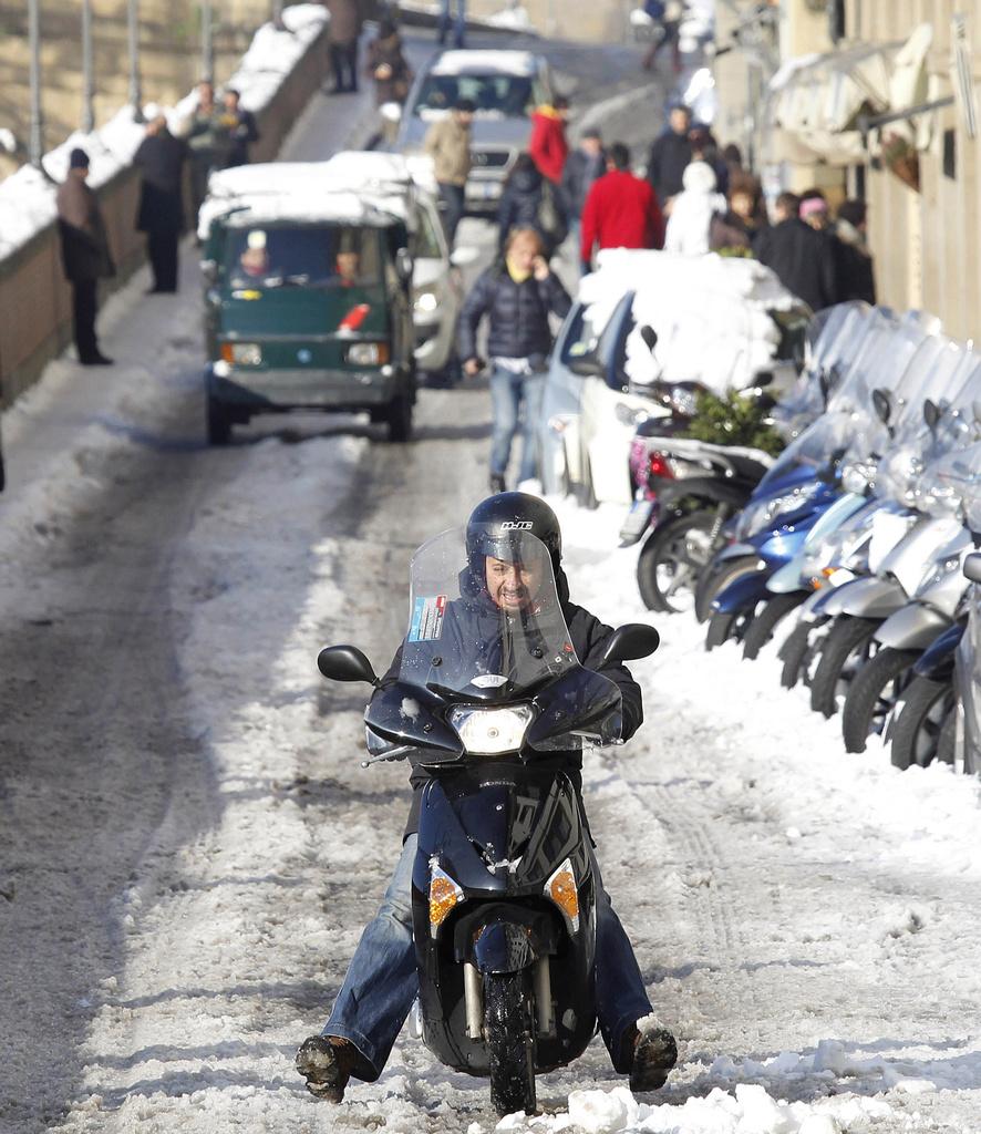 Florence était fortement perturbée par la neige, samedi encore. [KEYSTONE - Fabrizio Giovannozzi]