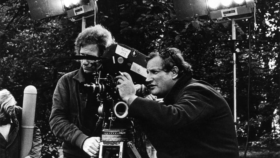 Ici en 1973 sur le tournage de "L’Invitation". Le cinéaste Claude Goretta: "dans ses films comme dans ses téléfilms, il conjugue portraits intimistes et fresques sociales", écrit le dictionnaire (entrée: 2009).