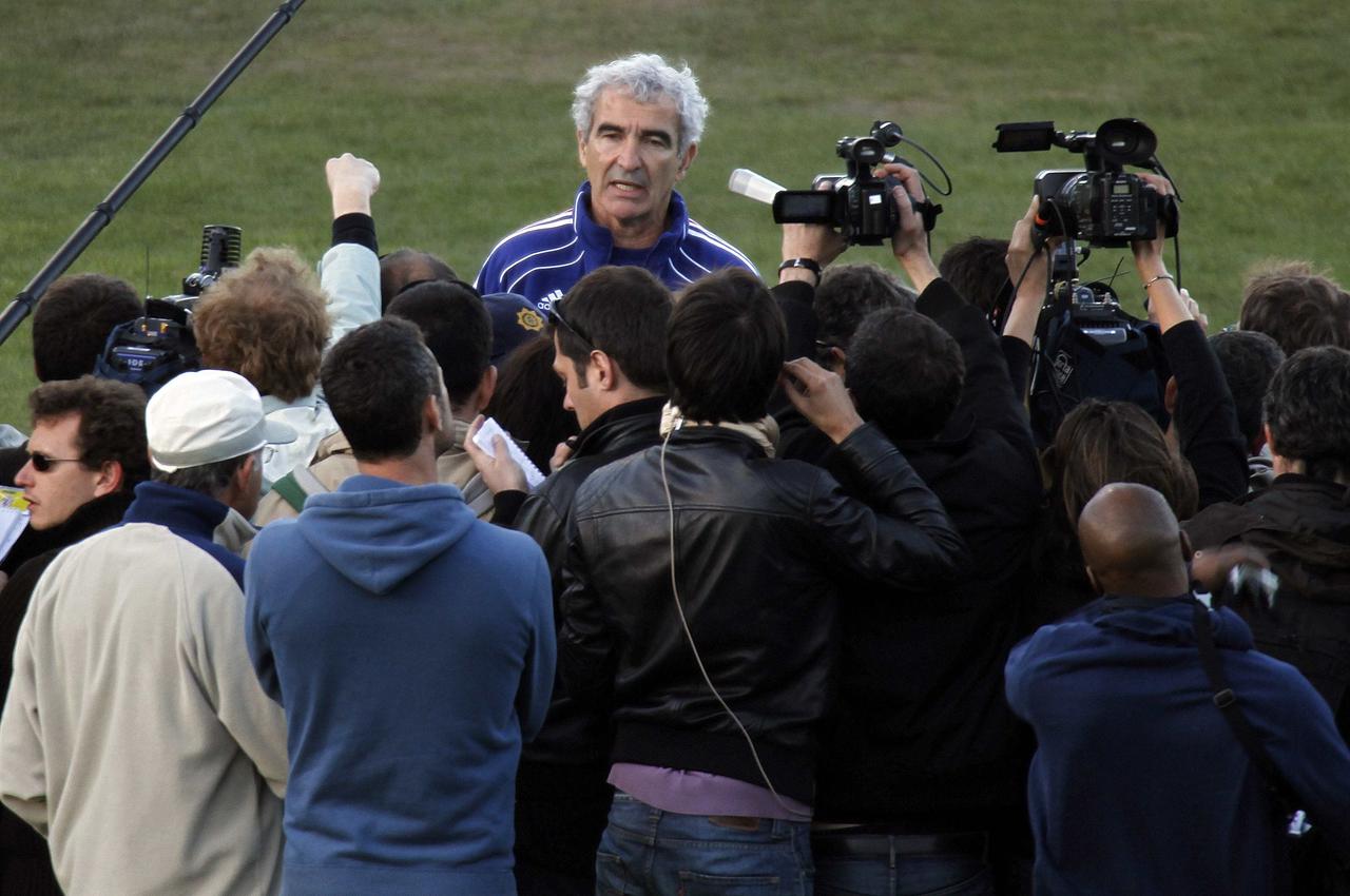 Raymond Domenech a lu le communiqué des joueurs à la presse. [Reuters - � Charles Platiau / Reuters]