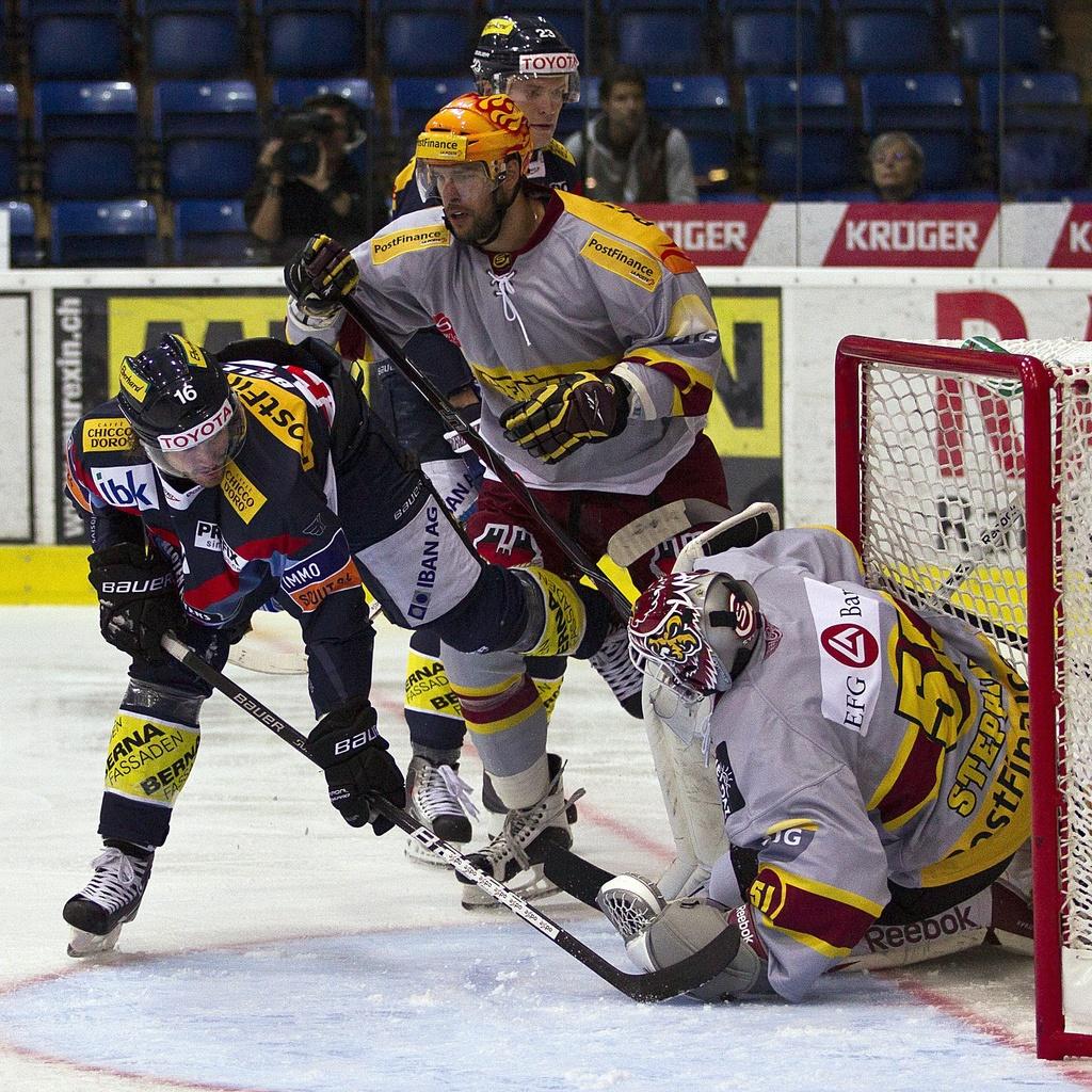 Malgré la défaite, Tobias Stephan a débuté la saison sur les mêmes bases que l'an passé. Un gage de sécurité indéniable pour le GSHC. [KEYSTONE - PATRICK B. KRAEMER]