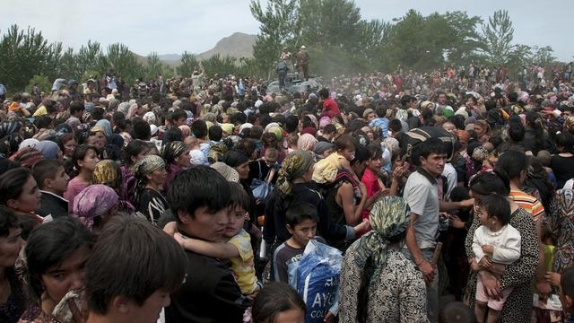 Victimes de violences, des milliers d'Ouzbeks tentaient dimanche de quitter le Kirghizistan.