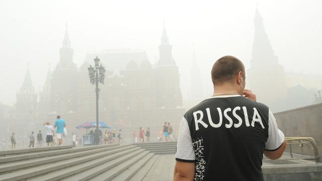 Russia, Moscow : A Moscow resident on Manezh Square engulfed in wildfires smoke.