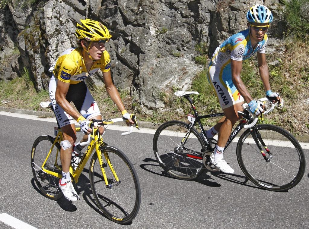 Schleck et Contador se sont livrés un incroyable marquage, quasiment à l'arrêt sur les pentes finales. [KEYSTONE - GUILLAUME HORCAJUELO]