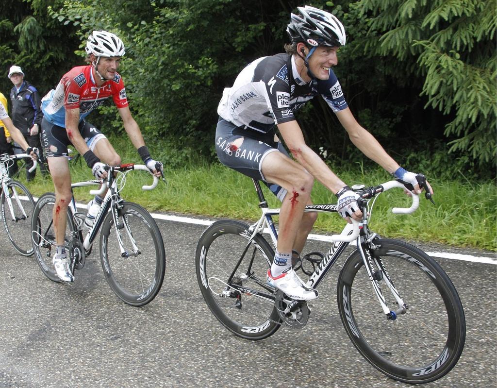 Frank et Andy Schleck portent les stigmates de leur cabriole, [KEYSTONE - GUILLAUME HORCAJUELO]