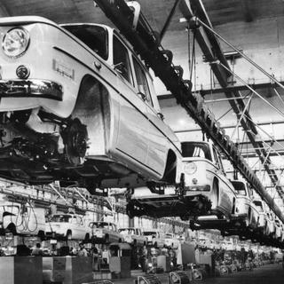 Une chaîne de montage de l'usine automobile Renault à Flins en 1963.