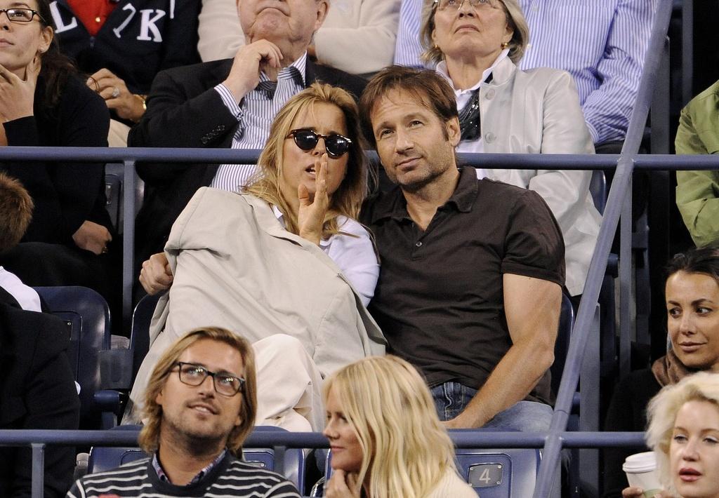 Les stars se pressent pour voir jouer Federer. Ici David Duchovny et son épouse Tea Leoni. [KEYSTONE - JUSTIN LANE]