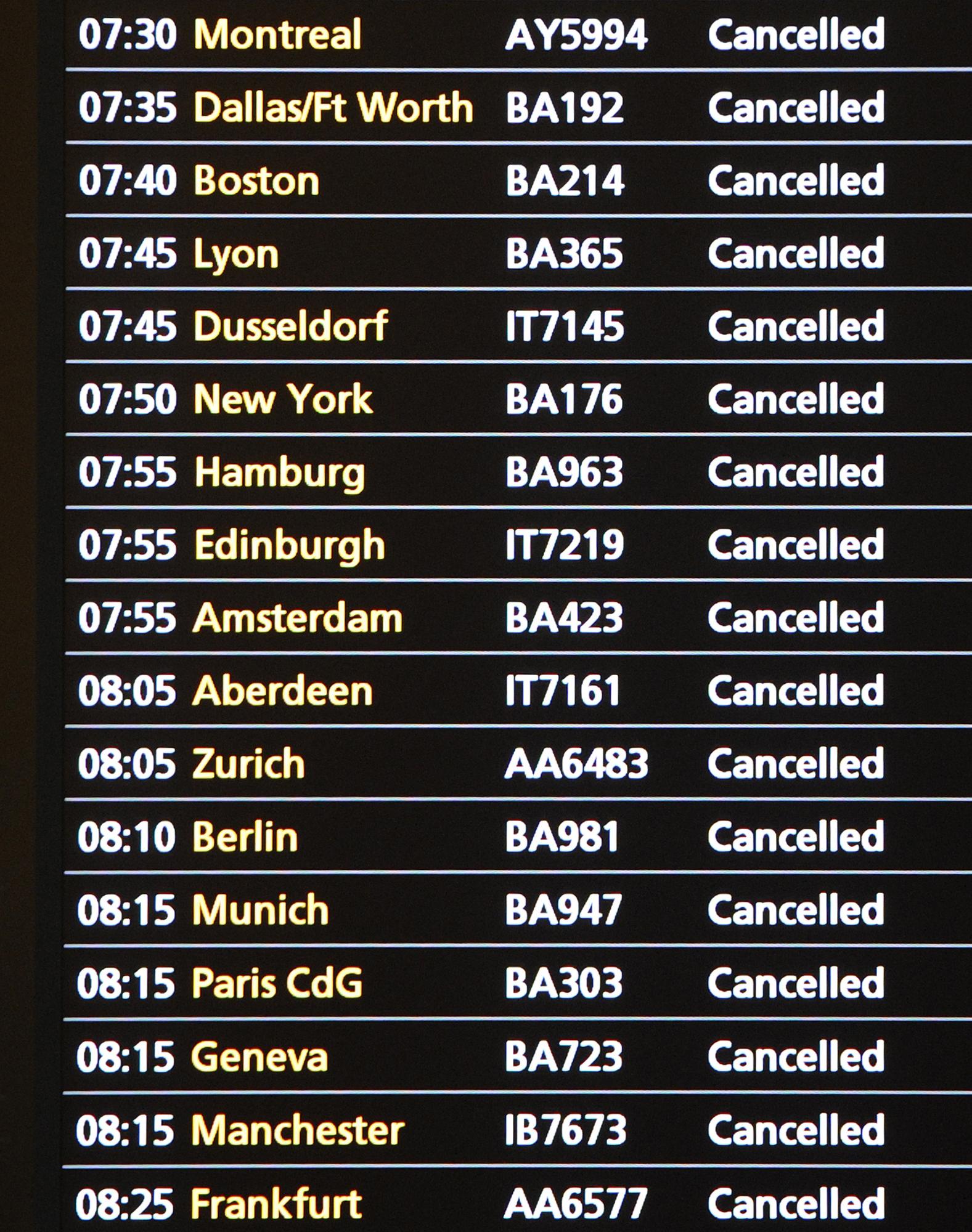 Des dizaines de vols ont été annulés mardi matin à Heathrow. [Toby Melville]