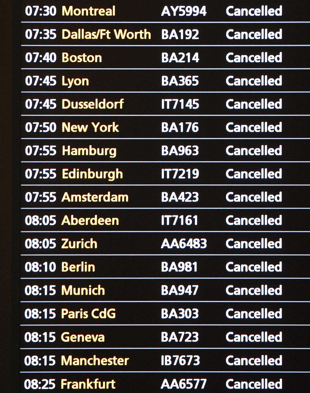 Des dizaines de vols ont été annulés mardi matin à Heathrow. [Toby Melville]