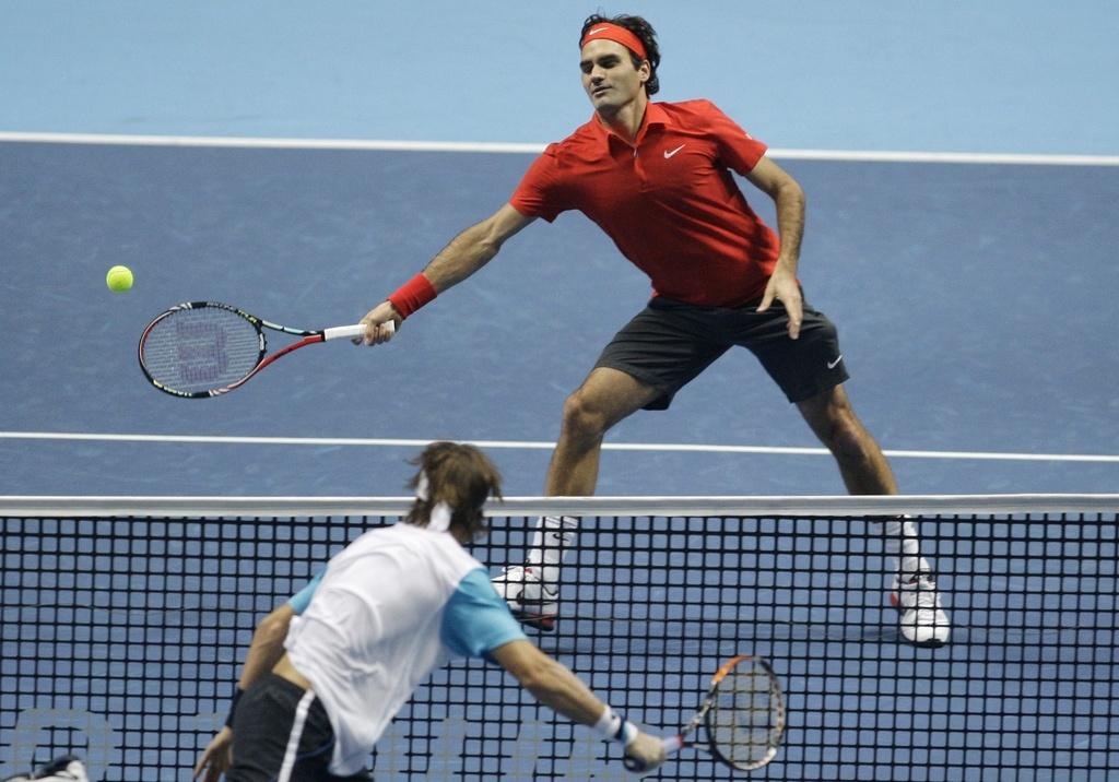 Roger Federer a réussi quelques jolis points au filet. [Sang Tan]