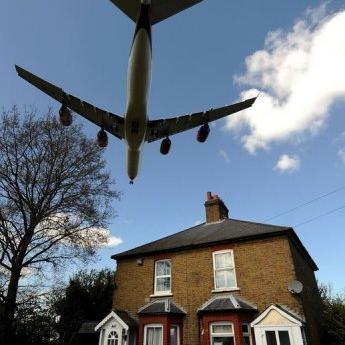Un avion passe au-dessus d'une maison près de l'aéroport d'Heathrow, le 21 avril 2010.