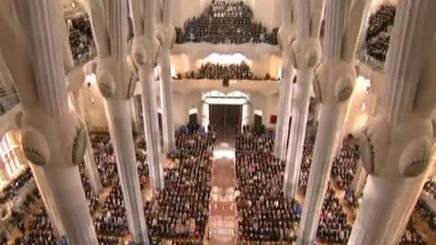 Séquence choisie: l'église de la « Sagrada Familia », le chef d'oeuvre de Gaudi qui domine Barcelone, a été consacrée par le pape dimanche.