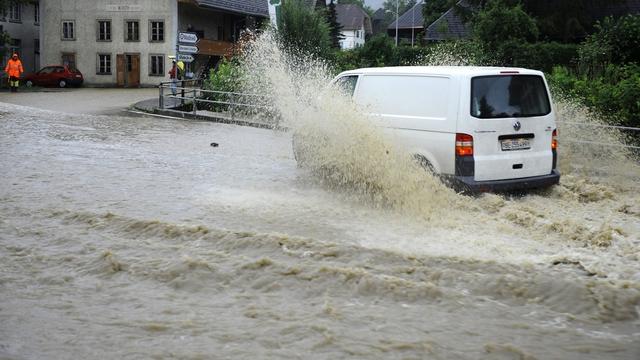 Ici une rue inondée dans le village de Melchnau (BE).