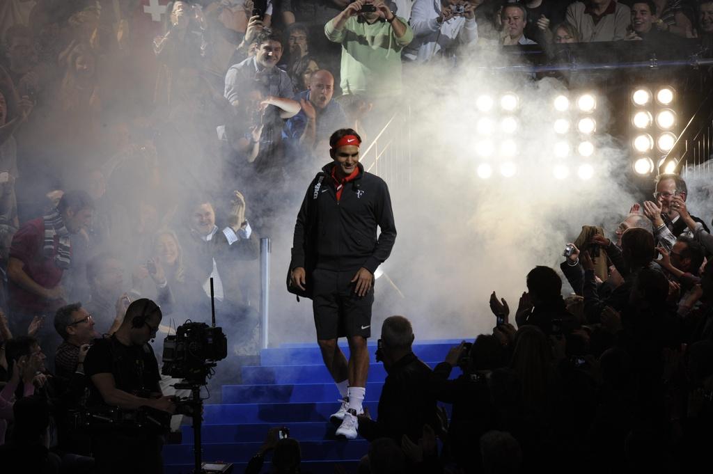 Roger Federer fait une entrée triomphale sous les yeux des 10'000 spectateurs du Hallenstadion. [Keystone - Walter Bieri]