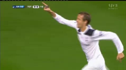 Football / Champions League (barrage) : Peter Crouch ouvre la marque pour Tottenham dès la 5e minute contre Young Boys.