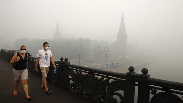 La fumée des feux de tourbières rendent l'air irrespirable à Moscou.