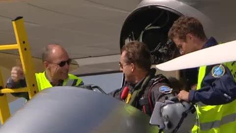 Solar Impulse a franchi une nouvelle étape. Parti de Payerne dans des conditions météo optimales, il s'est posé à l'aéroport de Genève, premier atterrissage sur une piste civile. Séquences choisies.