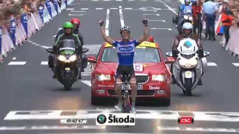 Cyclisme / Tour de France: Sylvain Chavanel s'impose à Spa. Le Français prend le maillot jaune de Fabian Cancellara et sort vainqueur d'une journée marquée par de nombreuses chutes.