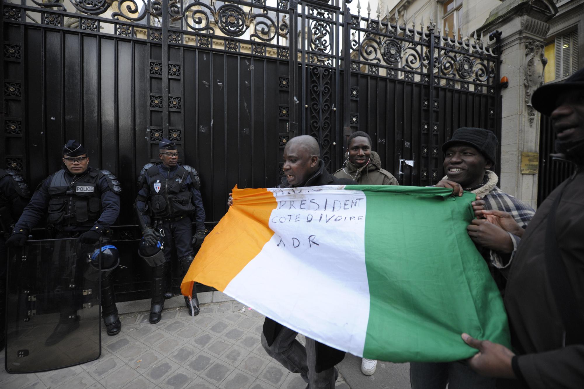 Une cinquantaine de partisans d'Alassane Ouattara ont pris possession de l'ambassade de Côte d'Ivoire à Paris. [Reuters - Philippe Wojazer]