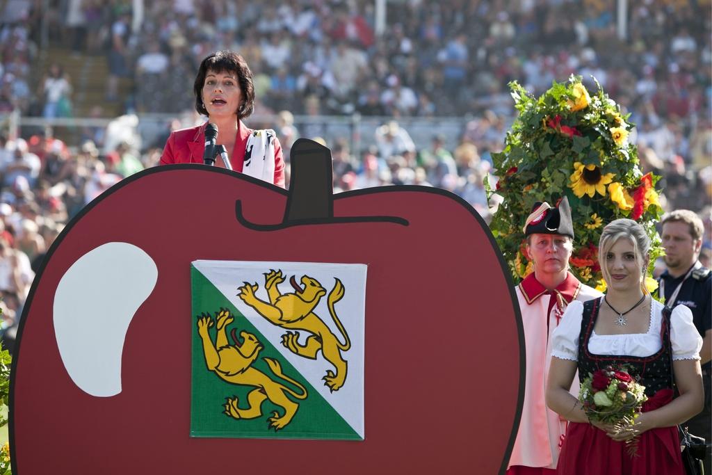 "Conjuguant respect de l'autre, égards pour les minorités et saine concurrence, la lutte incarne l'esprit de la Suisse comme aucun autre sport", a déclaré dimanche Doris Leuthard devant les 40'000 spectateurs lors de son discours. [KEYSTONE - ALESSANDRO DELLA BELLA]