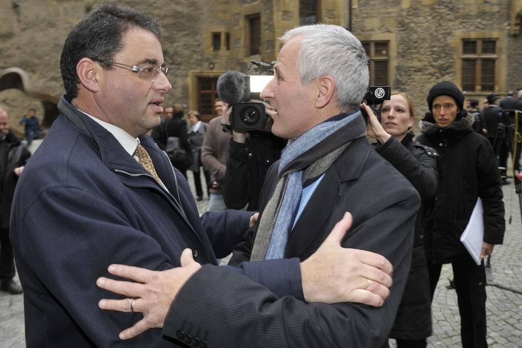 Patrick Erard (à droite) est réconforté par le vainqueur, Thierry Grosjean. [KEYSTONE - SANDRO CAMPARDO]