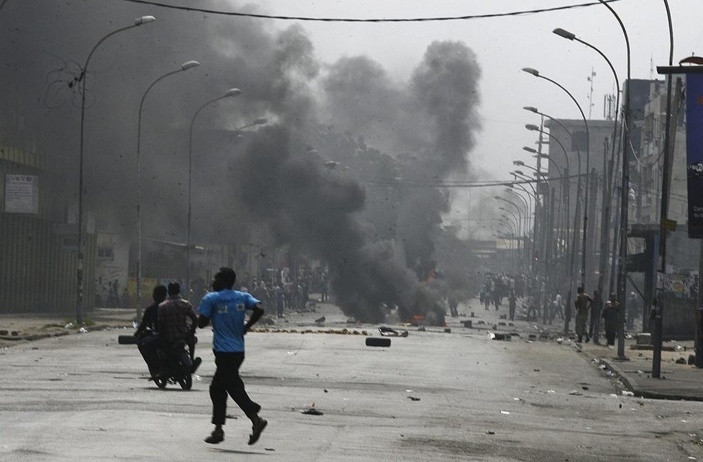 En fin de matinée, de vifs échanges de tirs ont eu lieu près de l'hôtel du Golf, quartier général d'Alassane Ouattara. [LEGNAN KOULA]