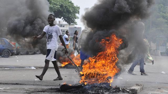 Des partisans d'Alassane Ouattara incendient des pneus lors d'une manifestation à Abidjan (16 décembre 2010). [Kambou Sia]