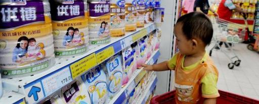 Un bébé chinois regarde les paquets de lait en poudre Synatra dans un supermarché de Pékin le 9 août 2010.