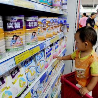 Un bébé chinois regarde les paquets de lait en poudre Synatra dans un supermarché de Pékin le 9 août 2010.