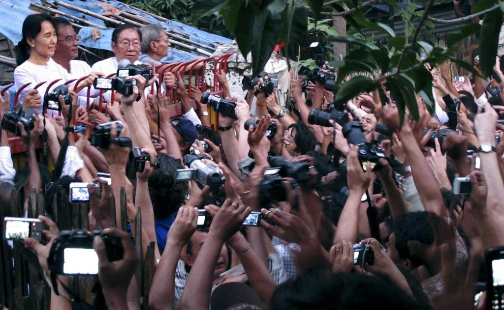 Des milliers de personnes ont salué Aung San Suu Kyi devant sa demeure. [KEYSTONE - Khin Maung Win]
