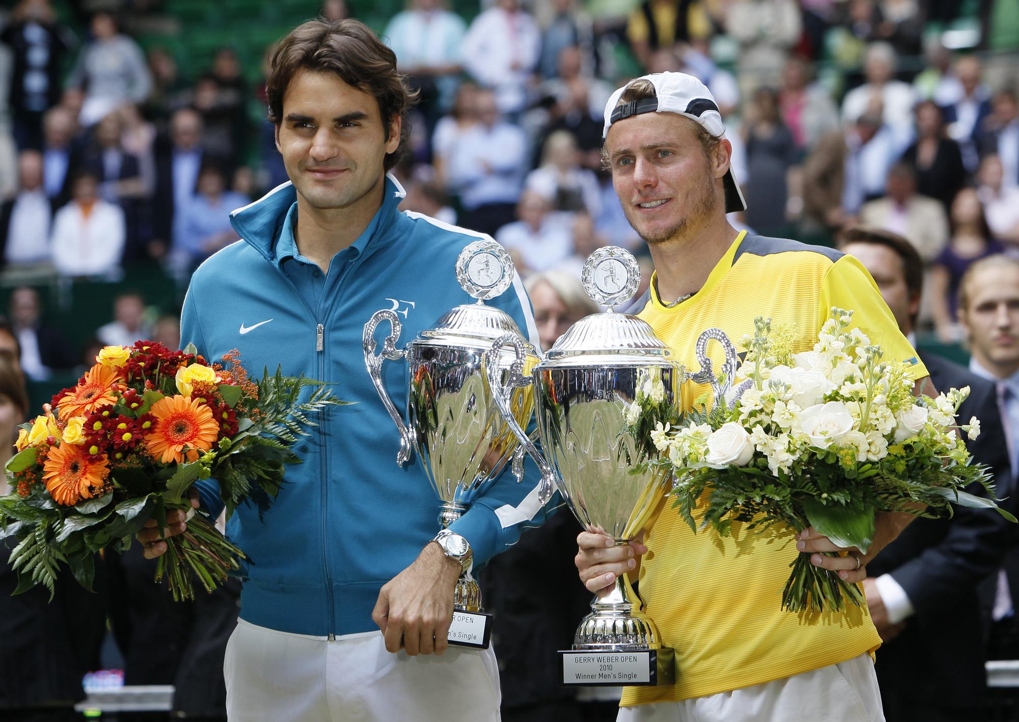 Federer tentait de garder le sourire au moment de la photo-souvenir. [REUTERS - � Wolfgang Rattay / Reuters]