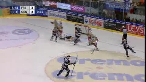 Hockey / LNA : Fribourg-Gottéron égalise encore contre Genève-Servette (4-4) avec un but de Mark Mowers en supériorité numérique (47e).