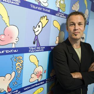 Le dessinateur de bandes dessinées pose au mudac devant Titeuf, qui a largement contribué à sa popularité. [Laurent Gillieron]