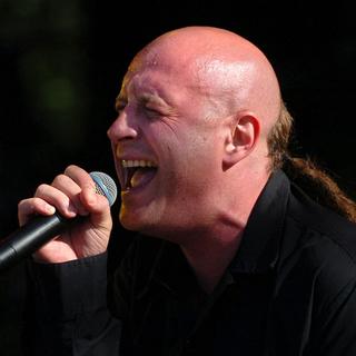 Le chanteur de Sinsemilia, Michael Dinga, au Paléo Festival en 2005.