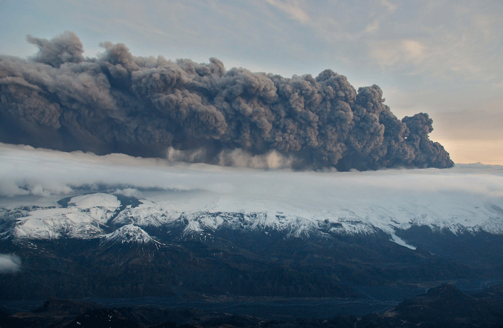 Le volcan islandais Eyjafjöll se réveille et perturbe le ciel de l'Europe. [Keystone]