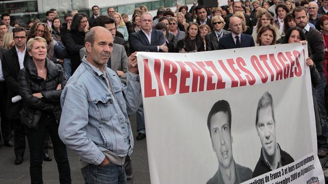 Manifestations pour les deux reporters français détenus depuis un an en Afghanistan. [Thibault Camus]