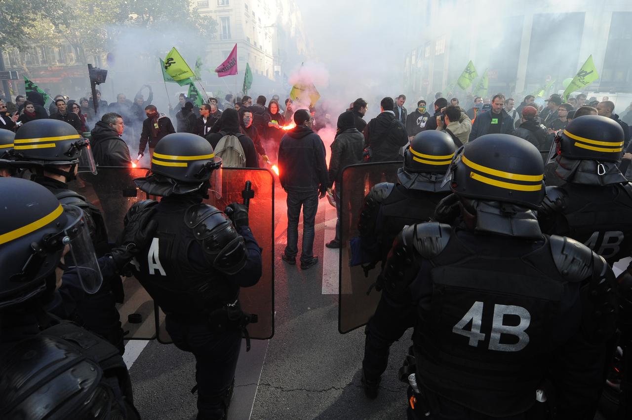 Les cheminots ont manifesté ce jeudi devant le siège de l'UMP. [Reuters - � Gonzalo Fuentes / Reuters]