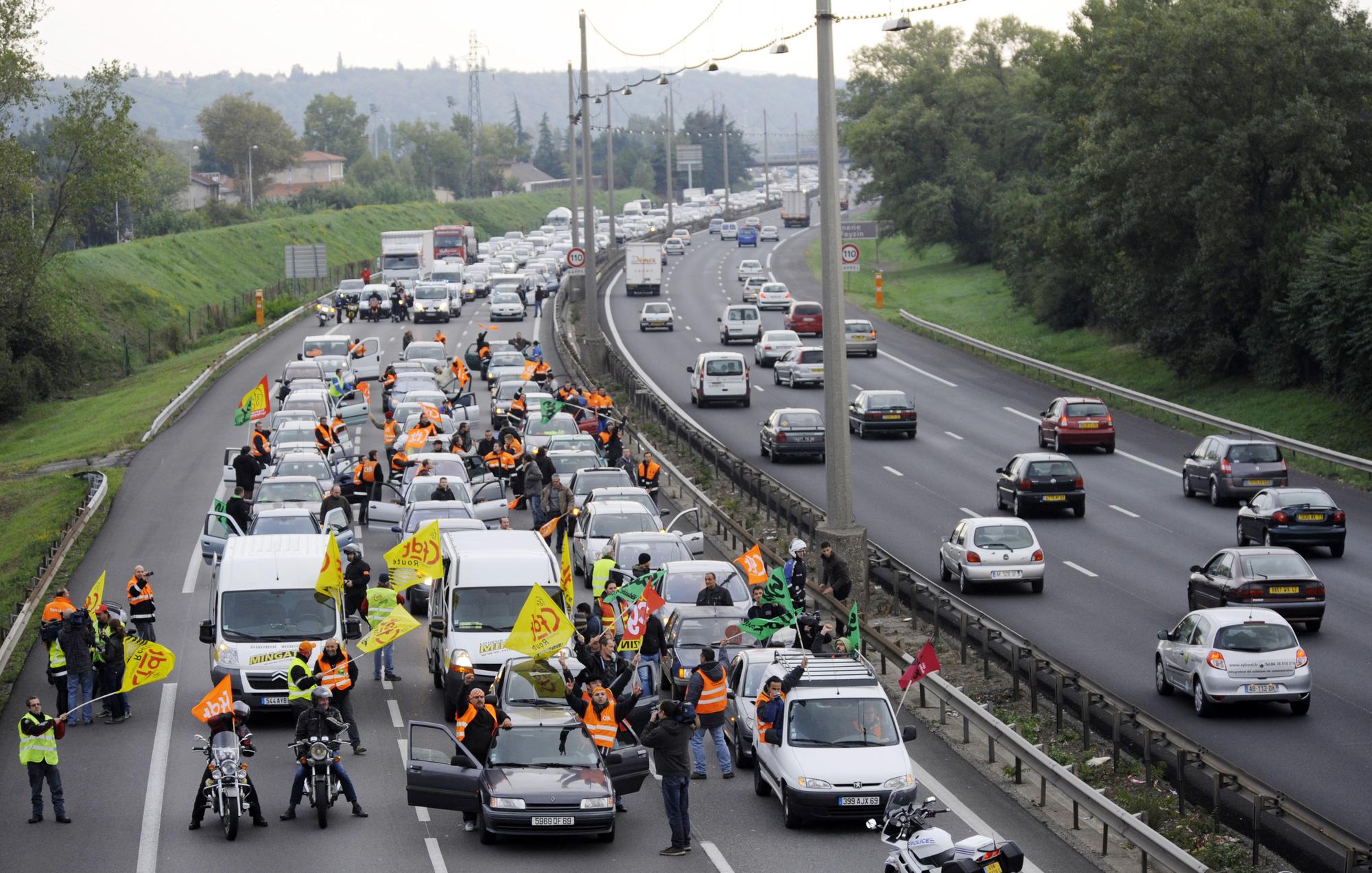 Les cheminots grévistes de la CGT ont bloqué l'autoroute A7 à proximité de Lyon. [AFP - PHILIPPE DESMAZES]