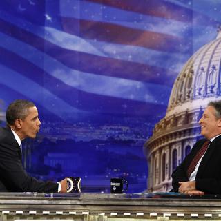 Le Daily Show est présenté par Jon Stewart (à droite).