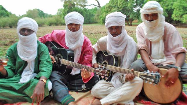 Le groupe de blues touareg Ikouss'Nassouf à Niamey. [Nicolas Vultier]