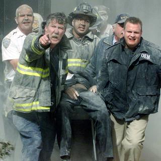 11 Septembre 2001: les pompiers et secouristes travaillent dans la poussière et les émanations toxiques.
