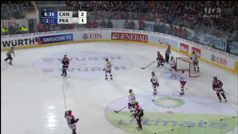Hockey / Coupe Spengler. 1/4 de finale. Team Canada - Sparta Prague. Brendan Bell redonne deux buts d'avance au Canada (3-1/30e)
