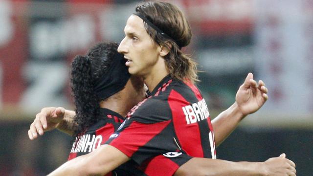 Ronaldinho félicite Ibrahimovic (AC Milan).